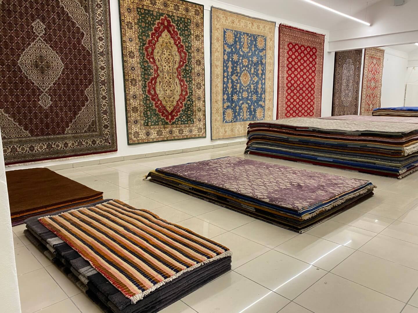 Handgeknüpfte Teppiche in vielen Größen, ausgestellt im geräumigen Prager Showroom von TeppichGlobal