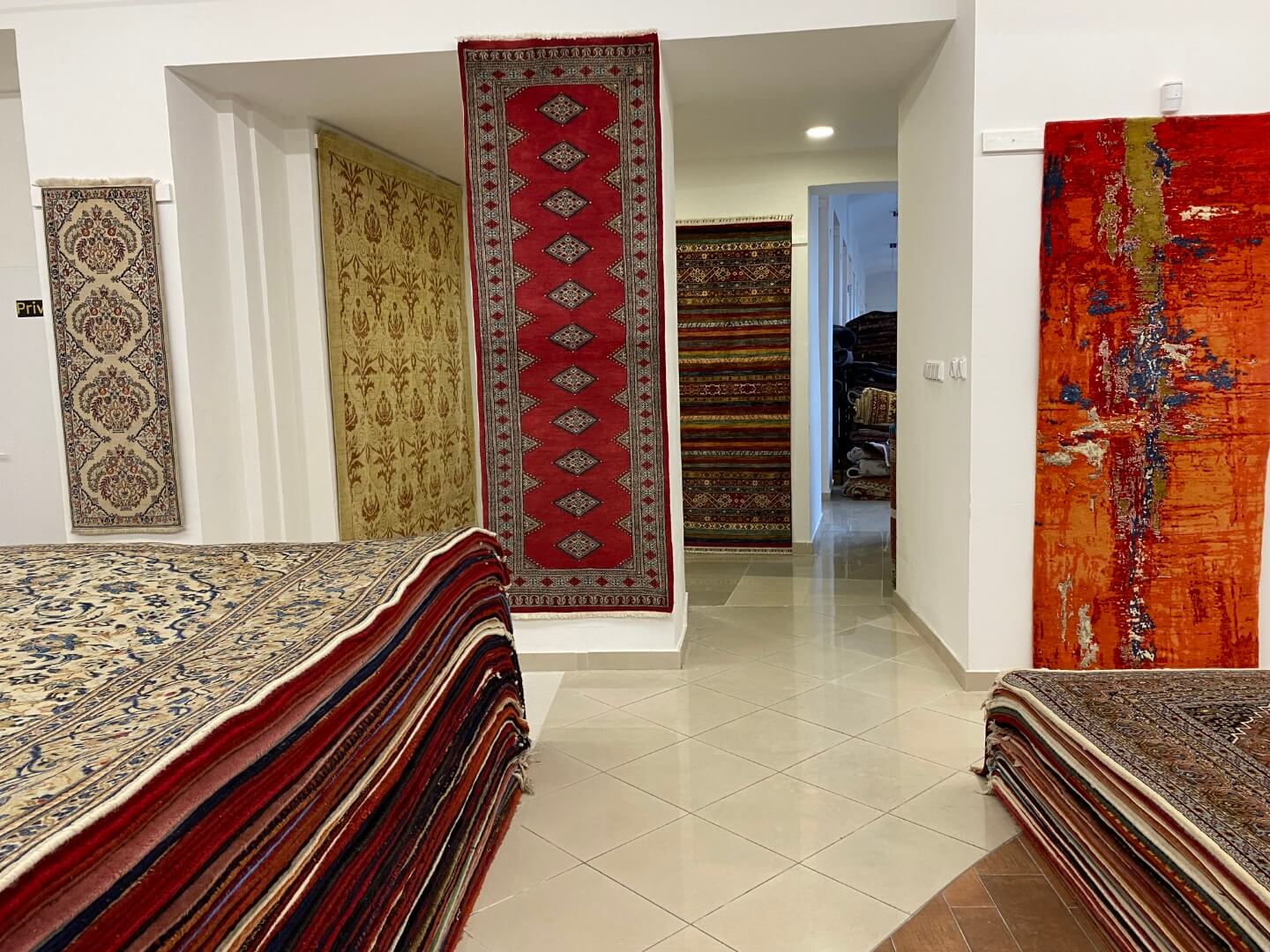 Ein weiterer Teil des Showrooms mit klassischen und modernen handgeknüpften Teppichen