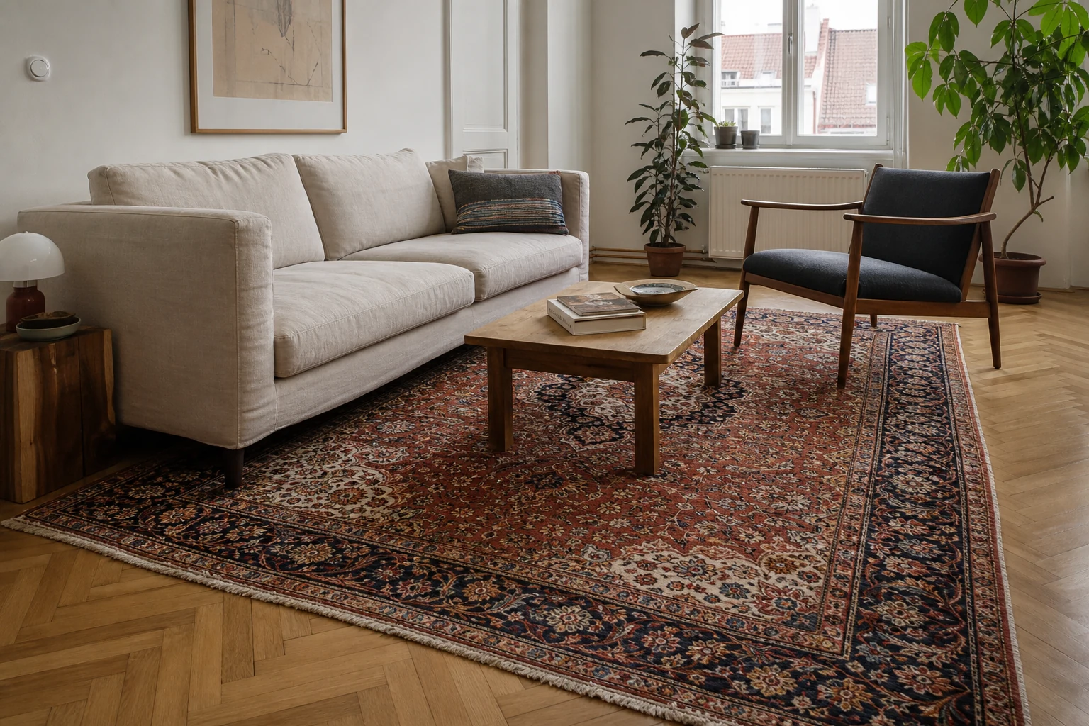Ein traditioneller handgeknüpfter Perserteppich mit Medaillon und Bordüre in einem einfachen, modernen Wohnzimmer