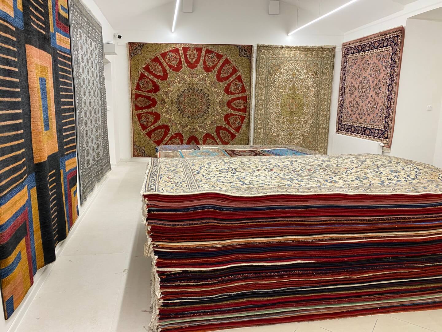 Viele Stile, Farben und Größen handgeknüpfter Teppiche vereint in einem Ausstellungsraum