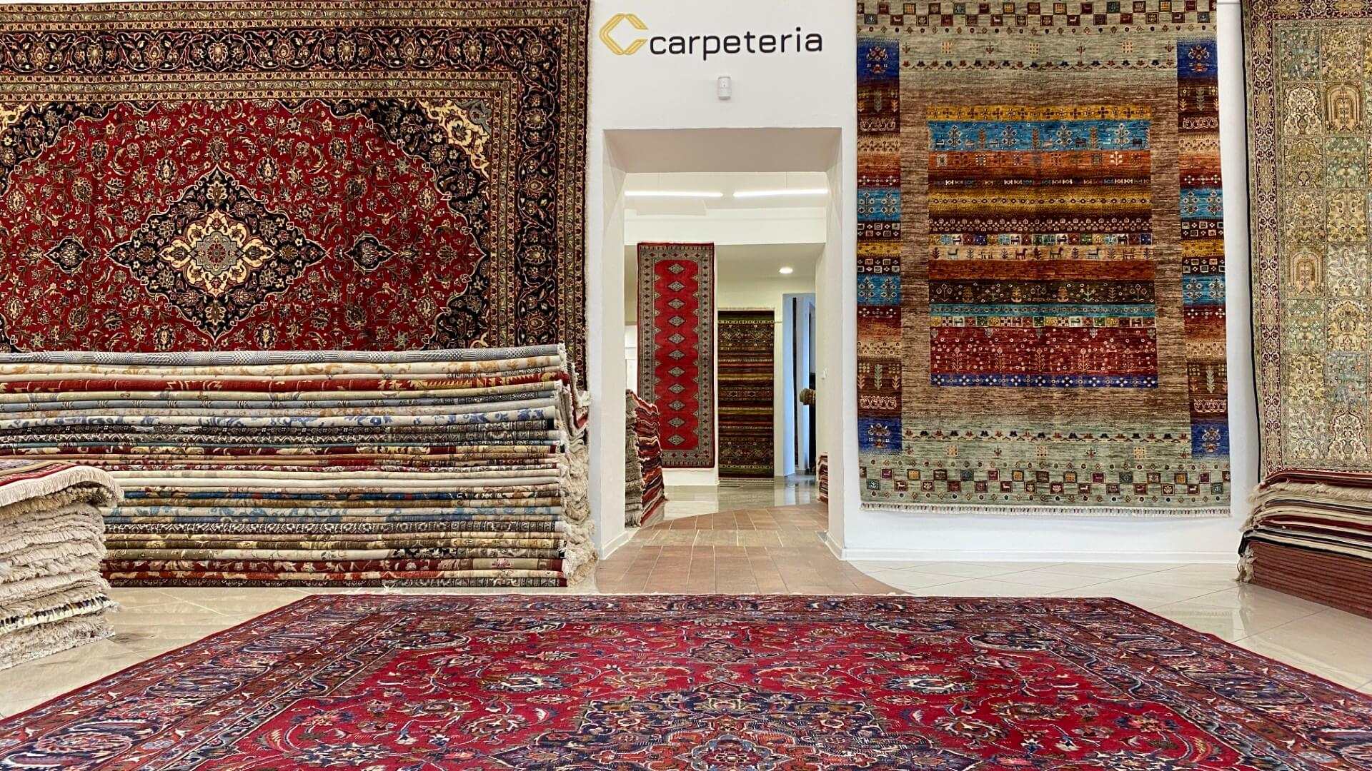 Das echte Interieur des umfangreichen Showrooms von TeppichGlobal, gefüllt mit handgeknüpften Teppichen